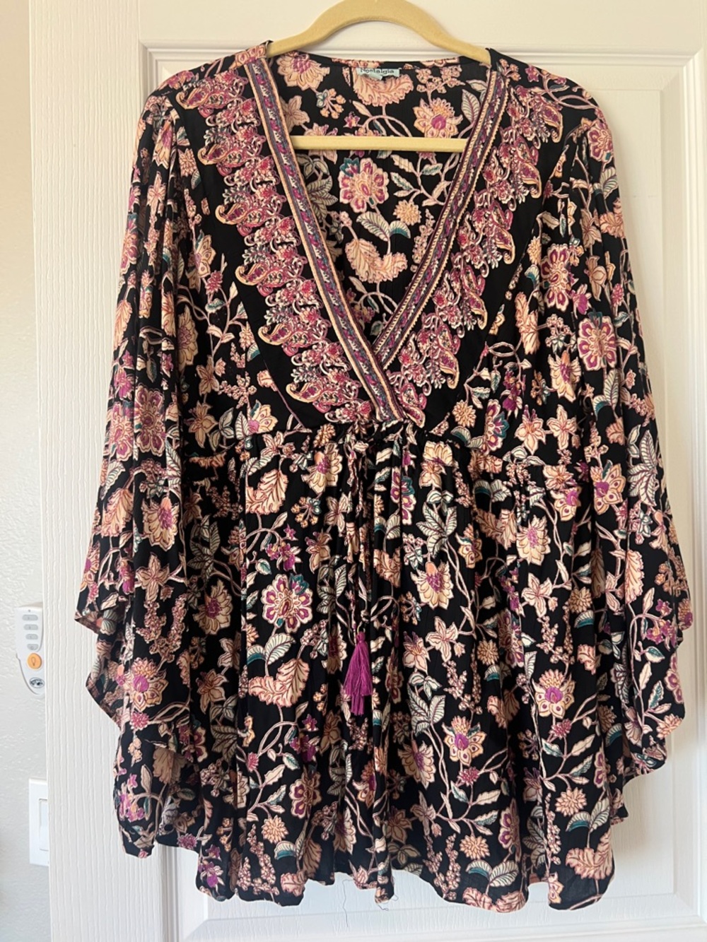 LIKE NEW Nostalgia Black Floral V-Neck Boho Tunic with Pink Accents size XL